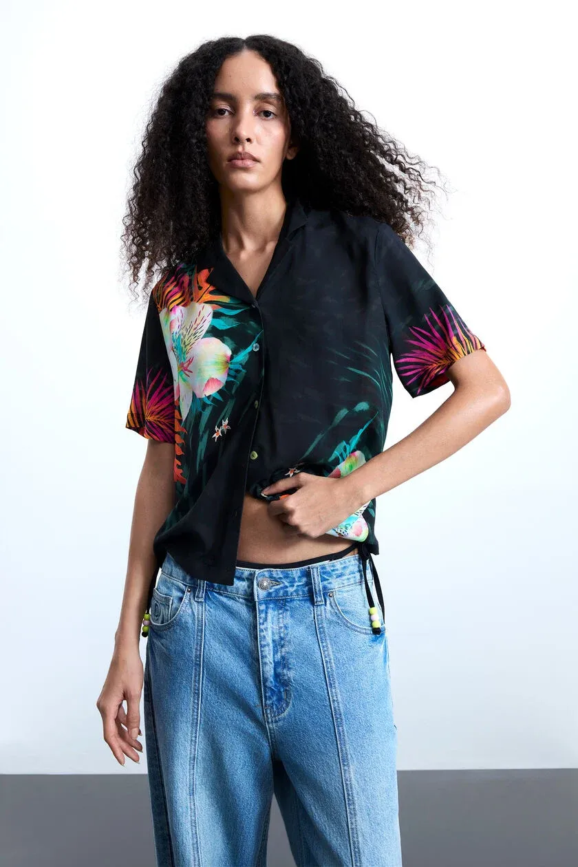 Short-sleeved shirt with a tropical print