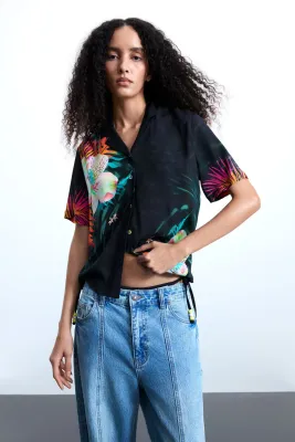 Short-sleeved shirt with a tropical print