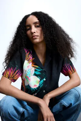 Short-sleeved shirt with a tropical print