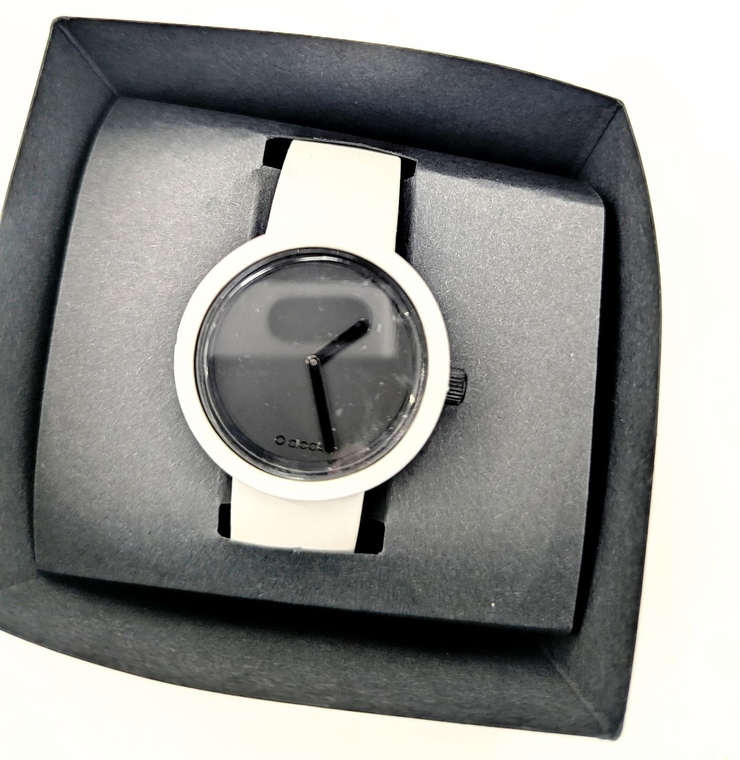 O clock white and black mechanism