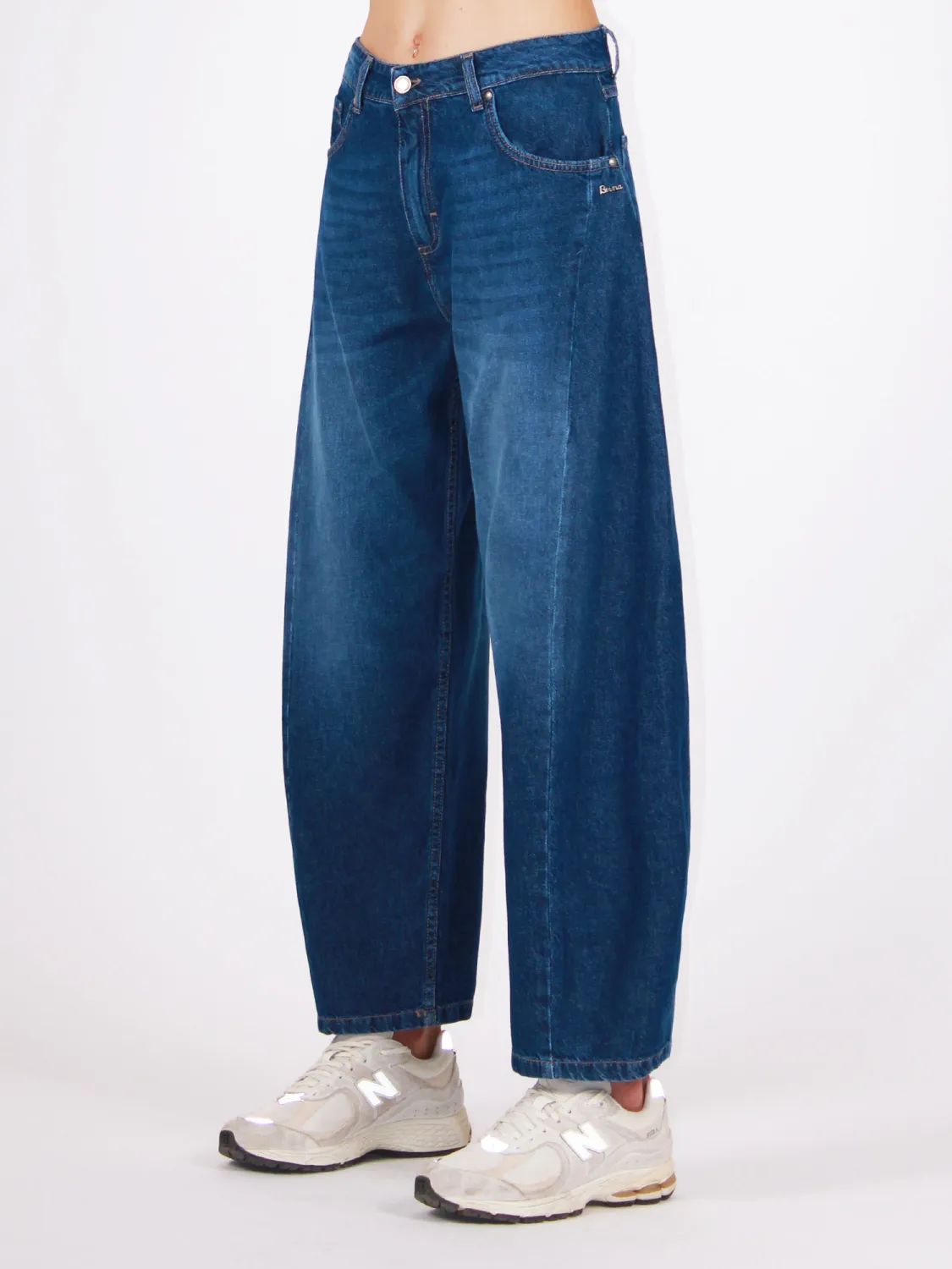 ​Barrel-fit jeans with darts