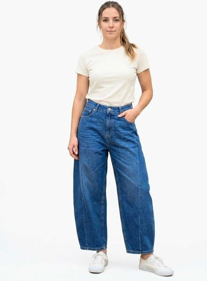 ​Barrel-fit jeans with darts