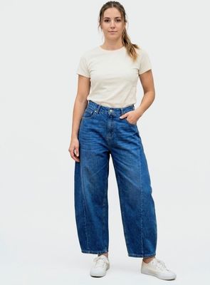 ​Barrel-fit jeans with darts