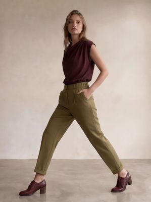 Straight-leg trousers with darts