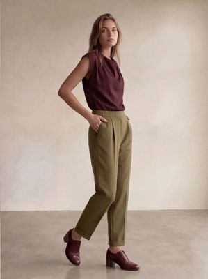 Straight-leg trousers with darts