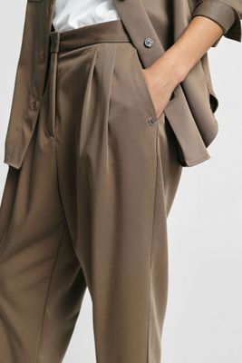 ​High-waisted trousers with pleats