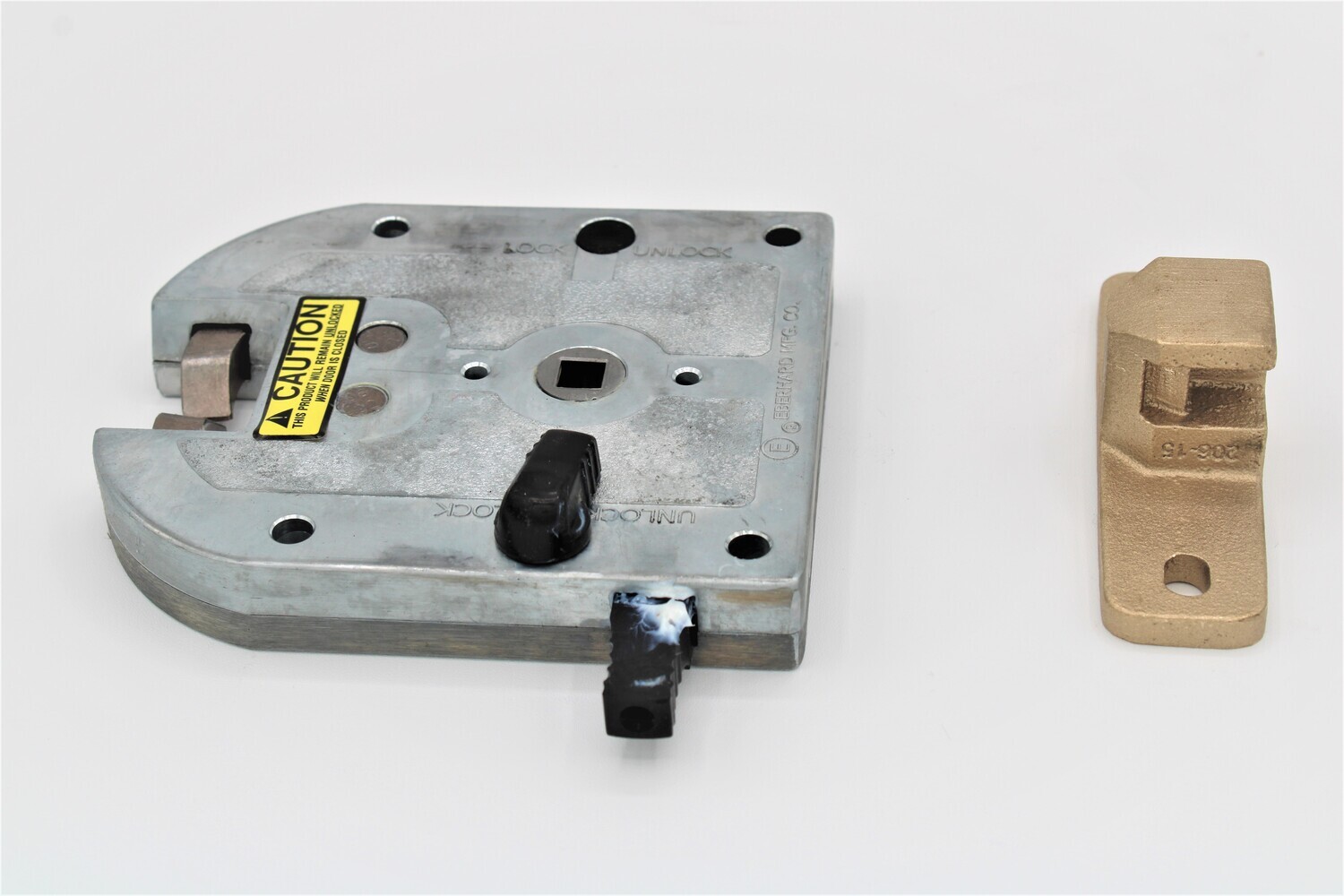 Right Hand Door Latch With Retainer