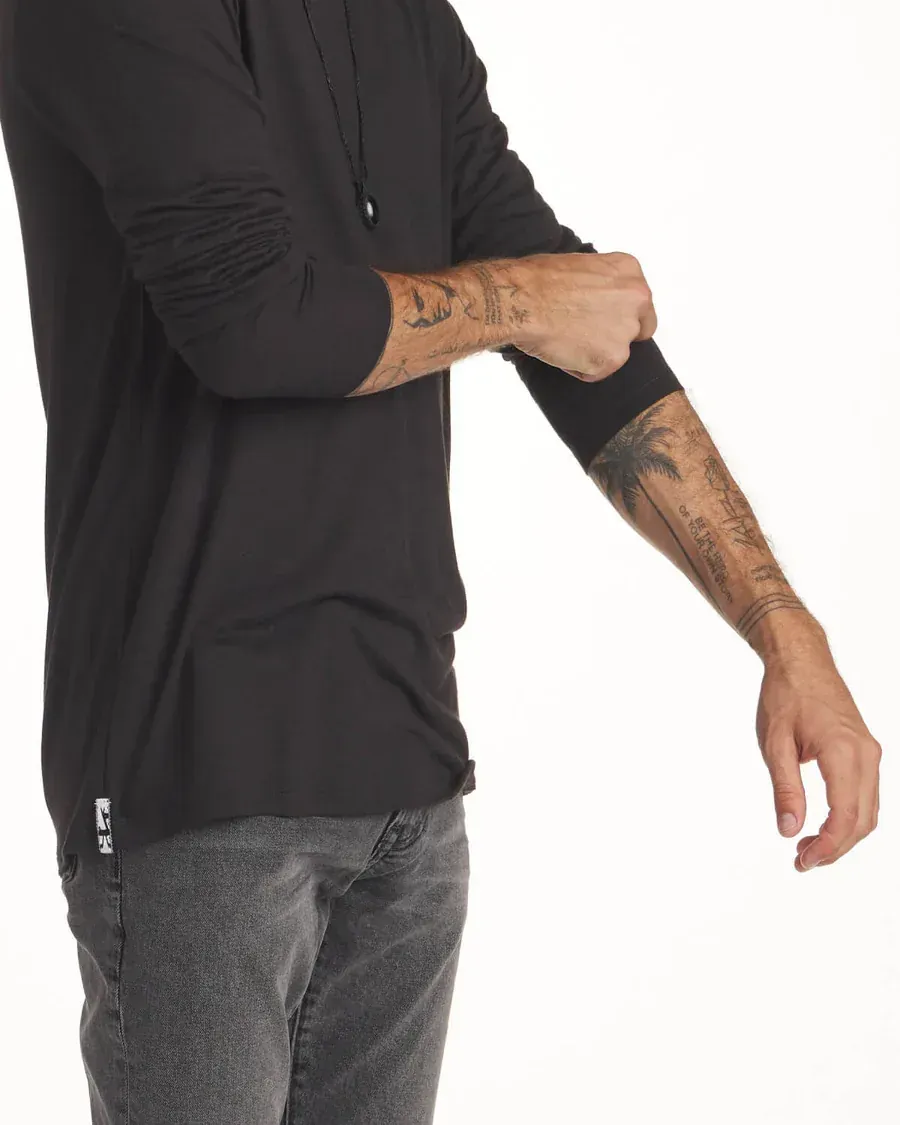 PAKA Men's Aire Long Sleeve in Sbaselayerblack1, alternate view 1