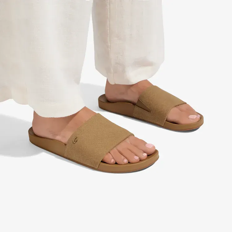 OluKai Women's Kipe'a Pono Slide in Saharacrosshatch, alternate view 7