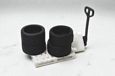 Zestaw 4 opon na palecie z podnośnikiem widłowym