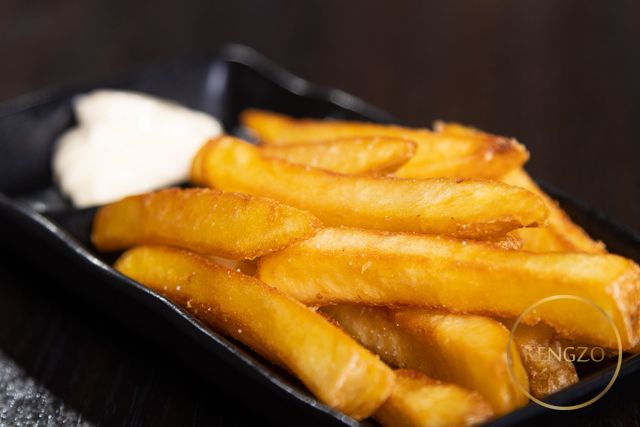 230. Frites met fritessaus