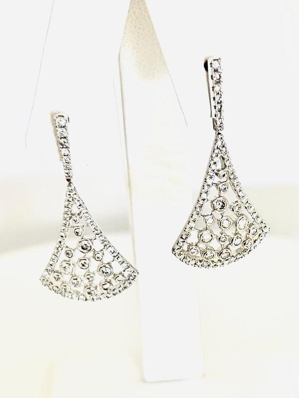 DANGLING DIAMOND EARRING