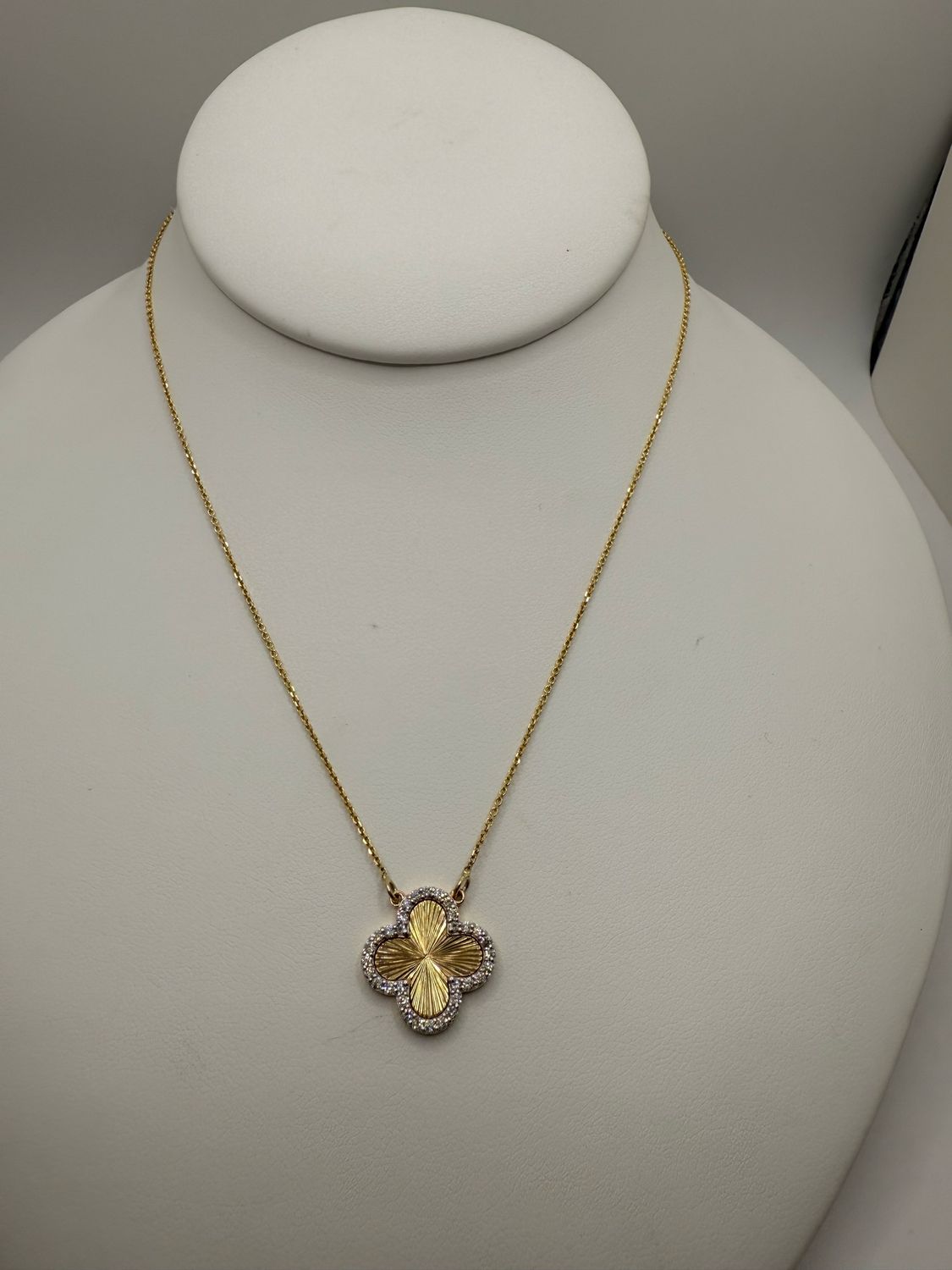 Fluted Clover Necklace