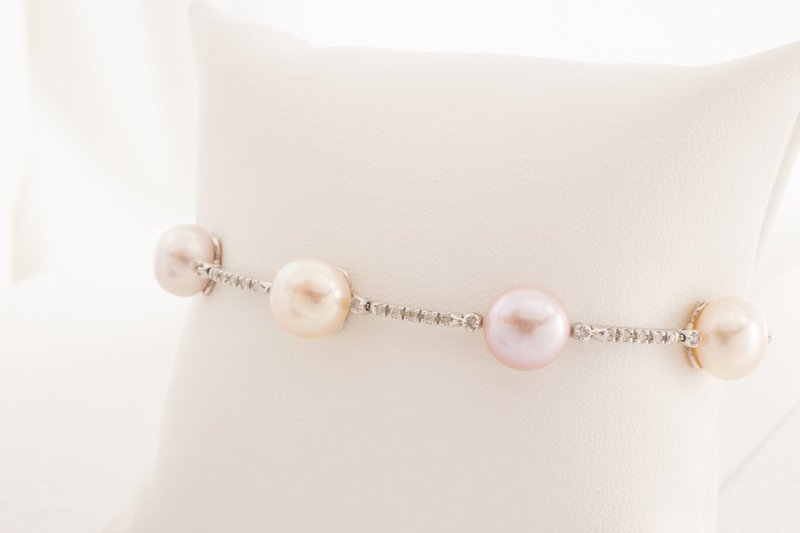 14 Karat White Gold Diamond Pearl Bracelet. 14 Karat White Gold Diamond Pearl Bracelet.