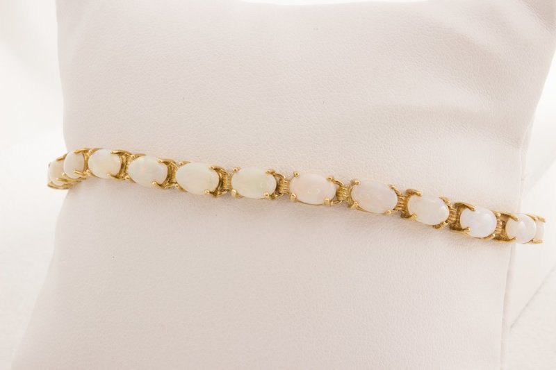 14 karat Yellow Gold Opal Bracelet. 14 karat Yellow Gold Opal Bracelet.