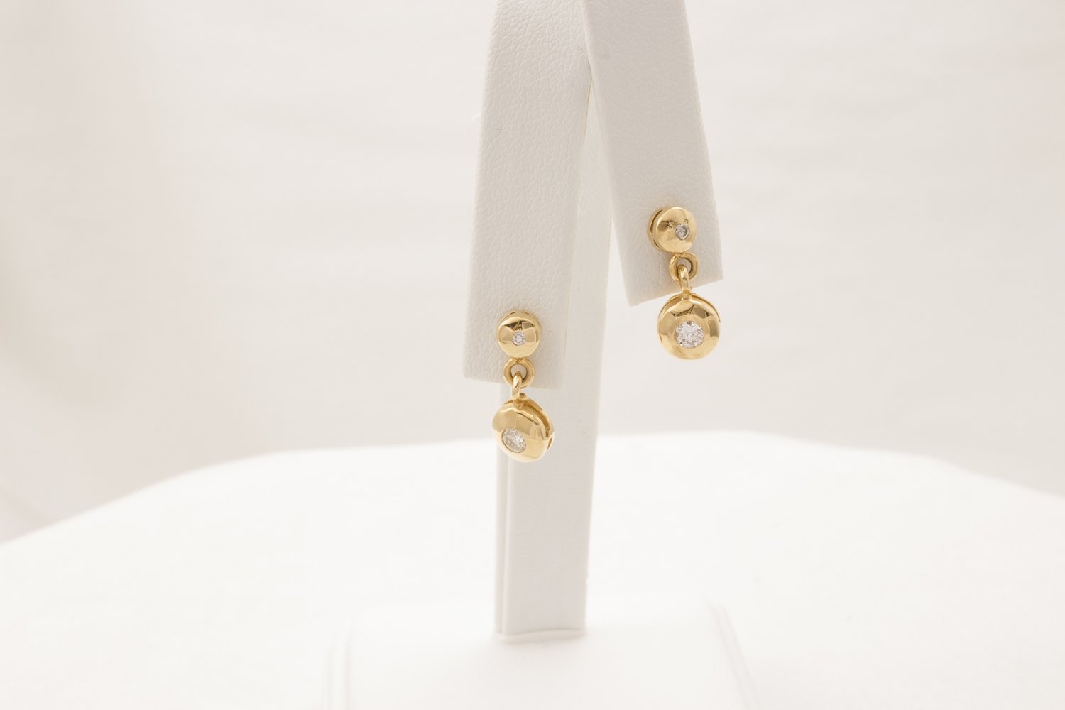 14 Karat Yellow Gold Dangling Diamond Earrings.