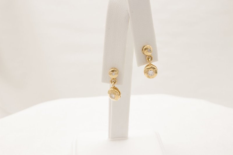 14 Karat Yellow Gold Dangling Diamond Earrings. 14 Karat Yellow Gold Dangling Diamond Earrings.