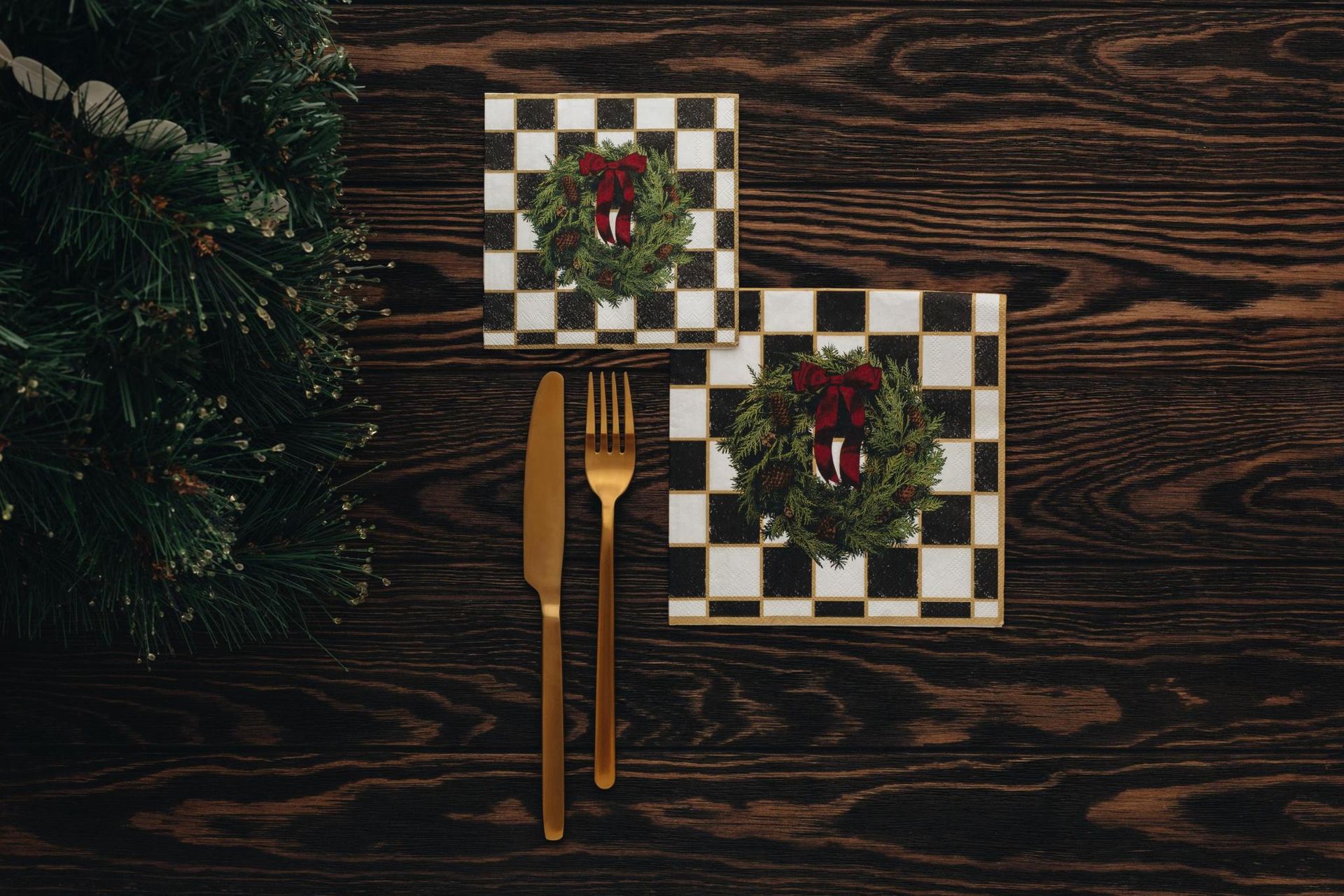 Checkered Wreath Napkins – Cocktail