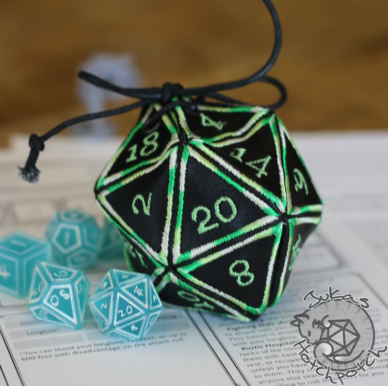 UNIKAT!!! D20 bestickte Würfeltasche mit schwarzem Kunstleder, grüner Verlauf, Größe M