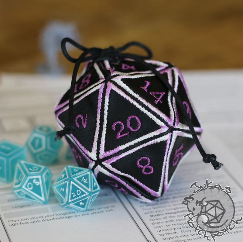 UNIKAT!!! D20 bestickte Würfeltasche mit schwarzem Kunstleder, lila Verlauf, Größe M