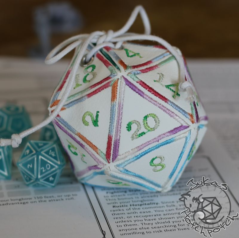 UNIKAT!!! D20 bestickte Würfeltasche mit weißem Kunstleder, Regenbogen Verlauf, Größe M