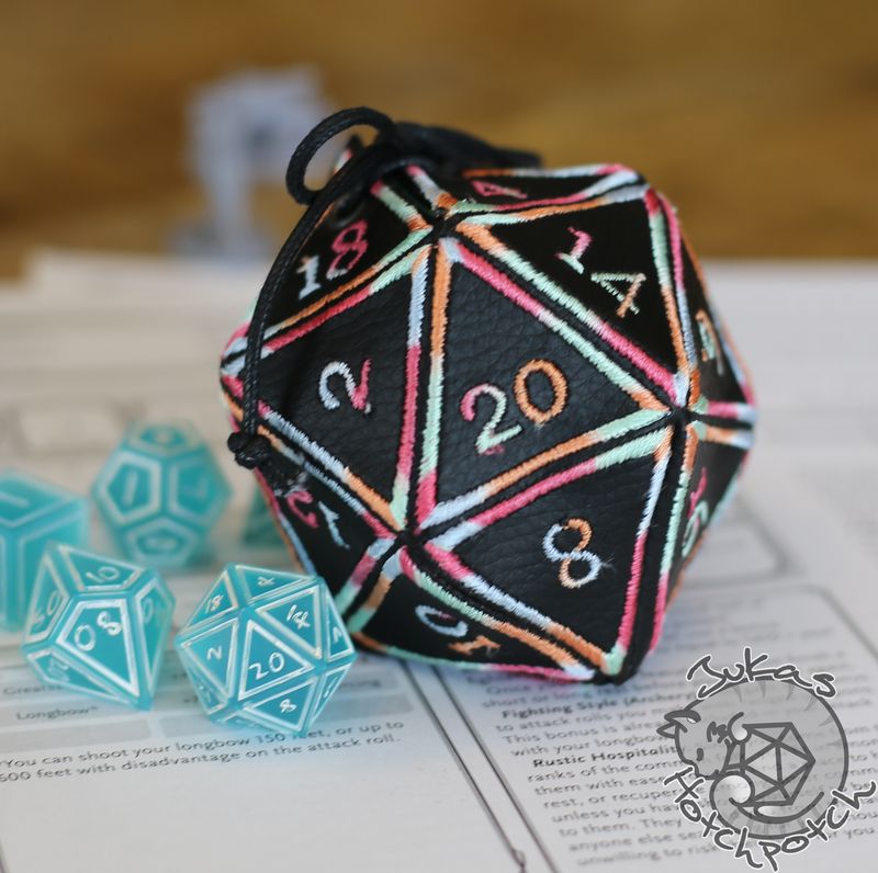 UNIKAT!!! D20 bestickte Würfeltasche mit schwarzem Kunstleder, Regenbogen Verlauf, Größe M