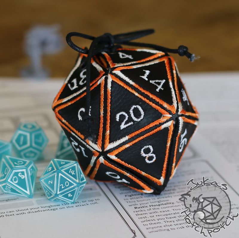 UNIKAT!!! D20 bestickte Würfeltasche mit schwarzem Kunstleder, oranger Verlauf, Größe M