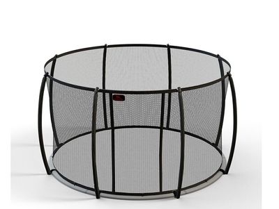 Schwarzes Trampolinnetz mit stabilen Stangenrahmen zur Sicherung