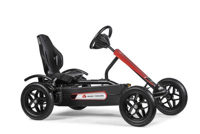 seitliche Ansicht eines Speedy 2.0 Massey Ferguson in schwarz mit roten Aufklebern