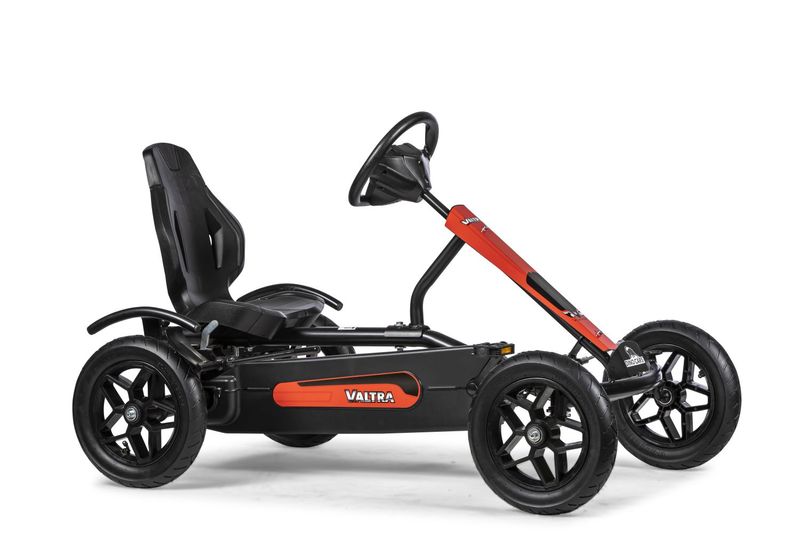 Dino-Cars GoKart Speedy 2.0 Valtra BF1 seitliche Ansicht eines Speedy 2.0 Valtra in schwarz mit roten Aufklebern