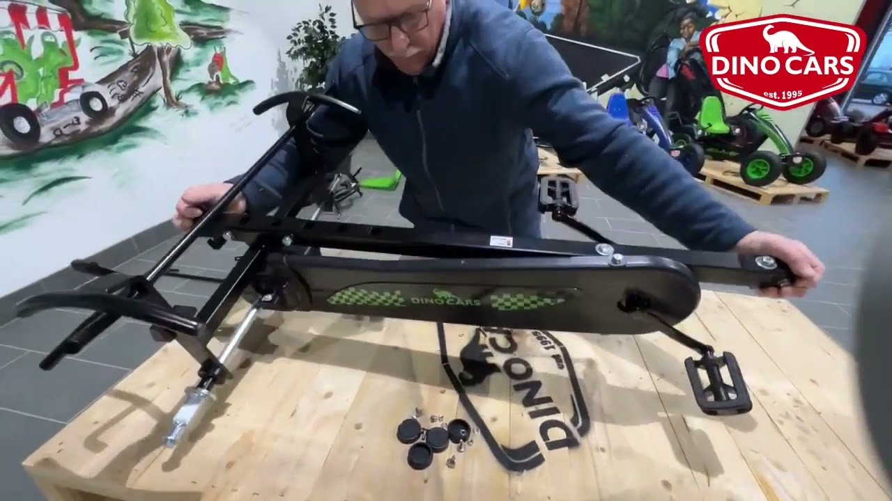 Dino-Cars Sprint Edition Fin schwarz grün mit grüner Sitzschale und grünen Felgen. Das Gokart hat einen schwarzen Zusatzsitz