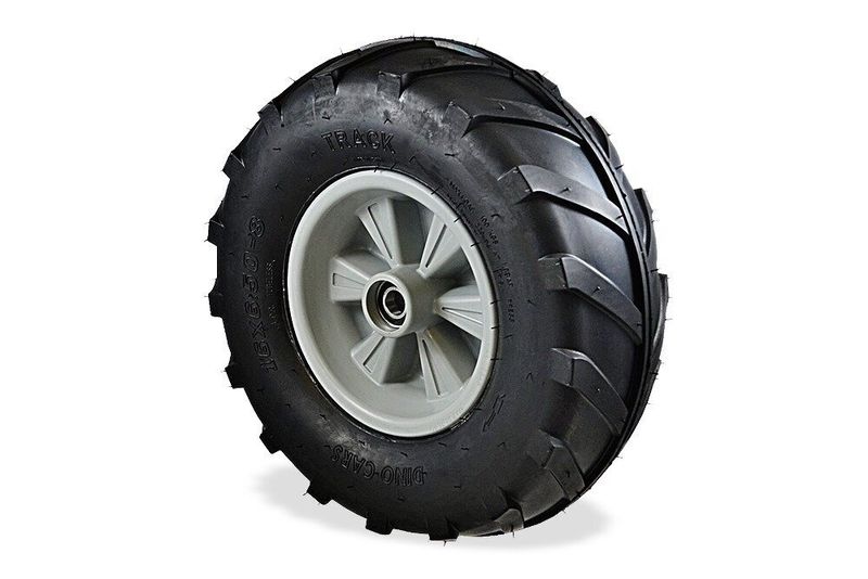 ackerstollen reifen rechts mit grobem profil und silberner felge mit Kugellager in der Mitte