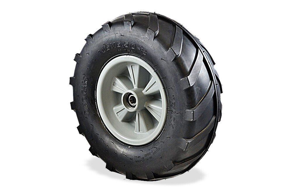 ackerstollen reifen links mit grobem profil und silberner felge mit Kugellager in der Mitte