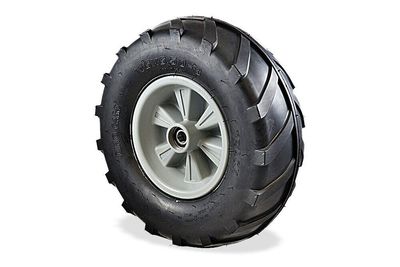 ackerstollen reifen links mit grobem profil und silberner felge mit Kugellager in der Mitte