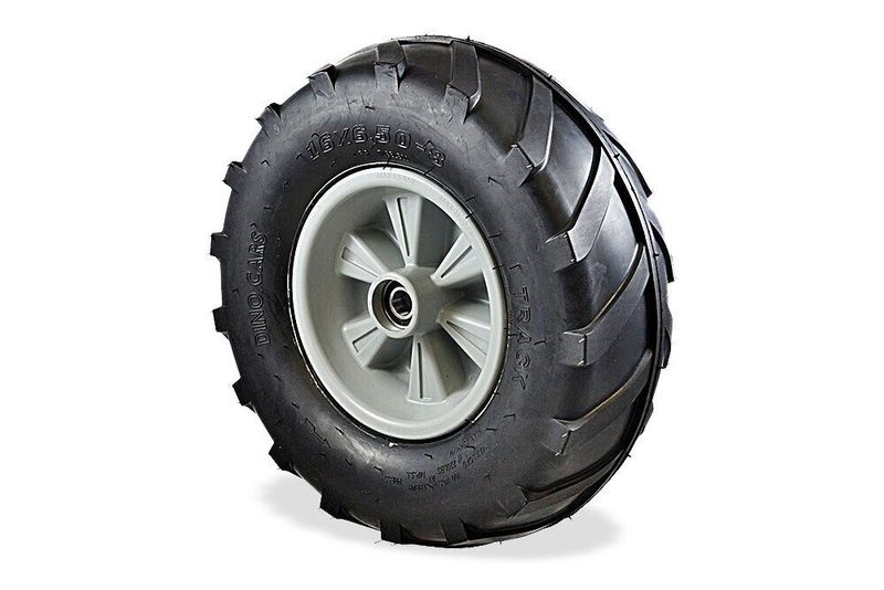 ackerstollen reifen links mit grobem profil und silberner felge mit Kugellager in der Mitte