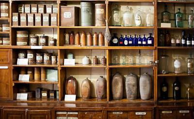 APOTHECARY&#39;S CORNER