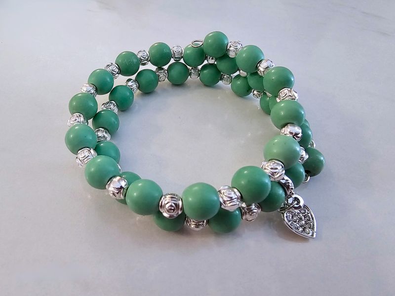 Memory wire bracelet with green jade beads