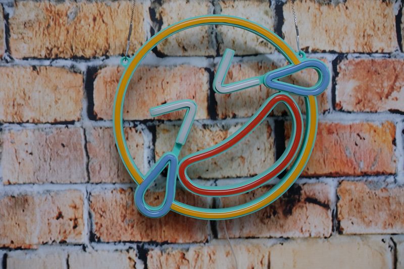 Neon płaczącej ze śmiechu buźki 😂