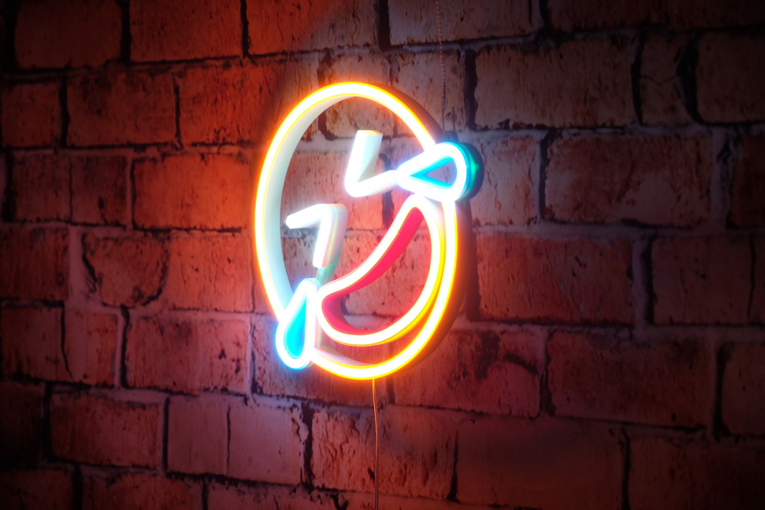 Neon płaczącej ze śmiechu buźki 😂