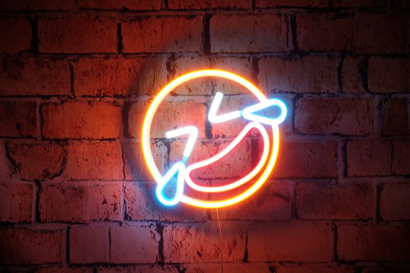 Neon płaczącej ze śmiechu buźki 😂