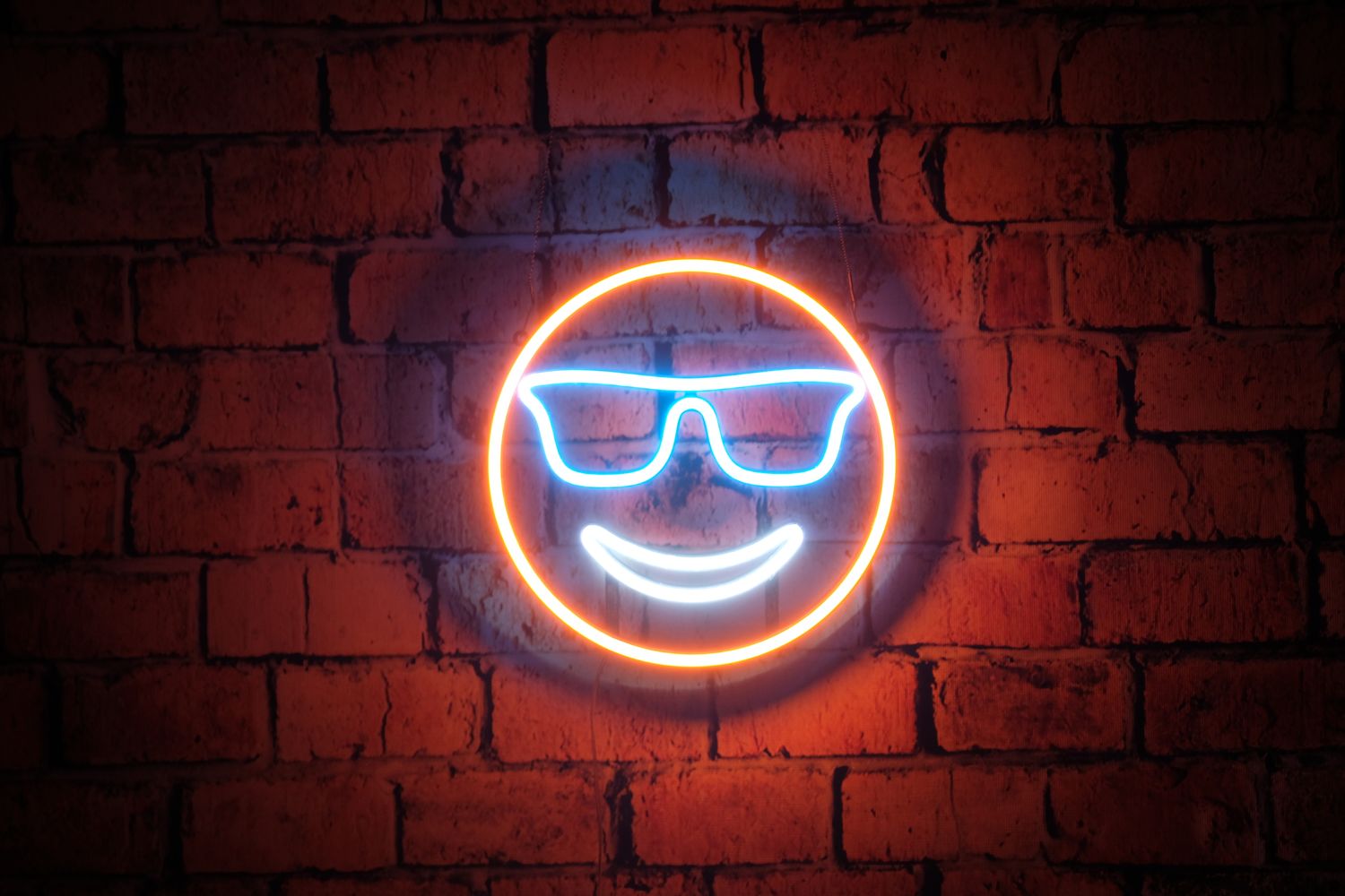 Neon uśmiechnięta buźka w okularach 😎