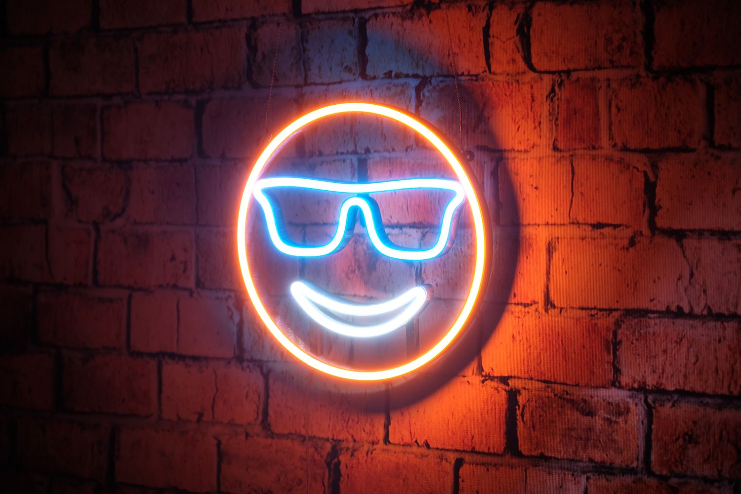 Neon uśmiechnięta buźka w okularach 😎