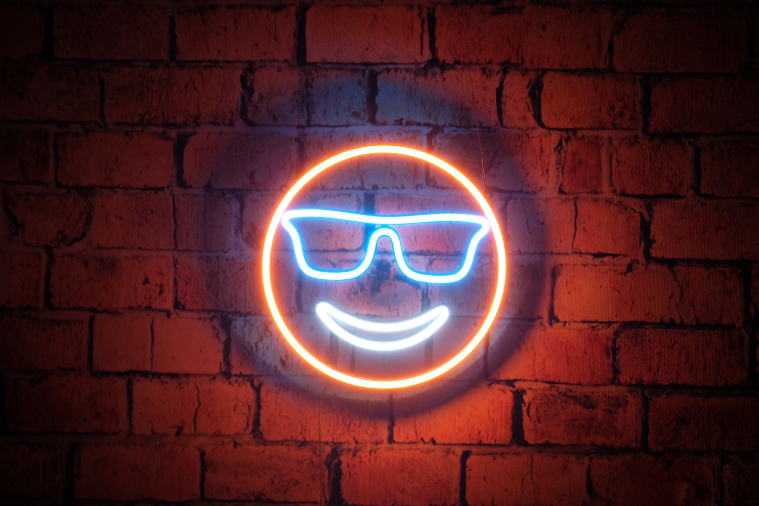 Neon uśmiechnięta buźka w okularach 😎