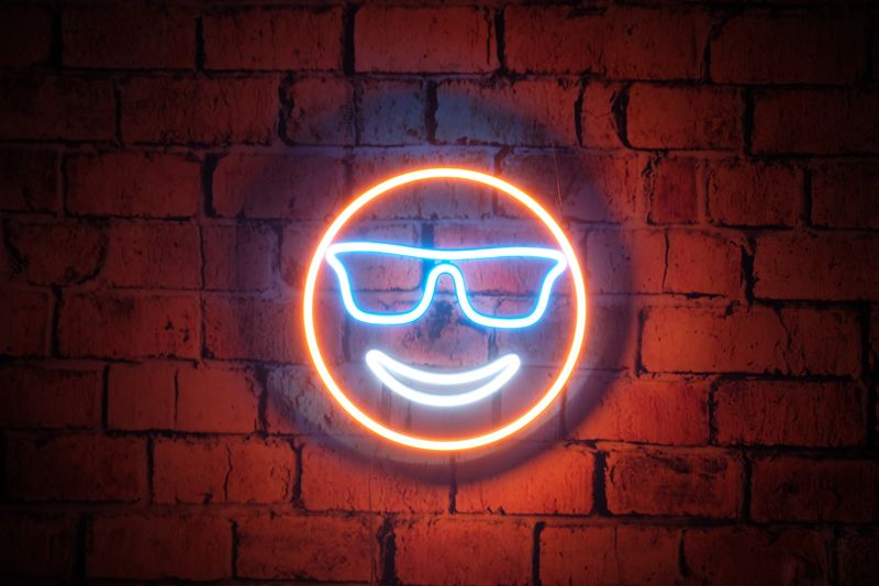 Neon uśmiechnięta buźka w okularach 😎