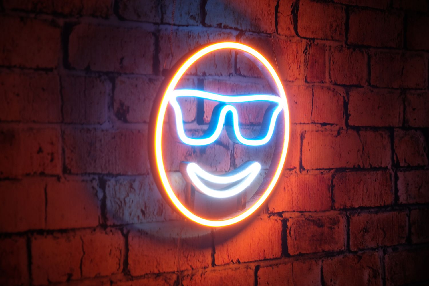 Neon uśmiechnięta buźka w okularach 😎