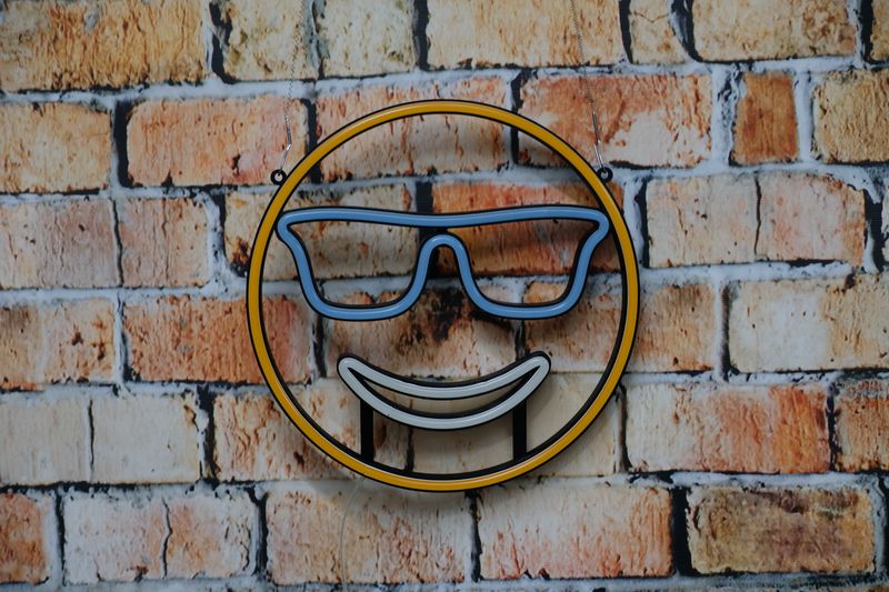 Neon uśmiechnięta buźka w okularach 😎