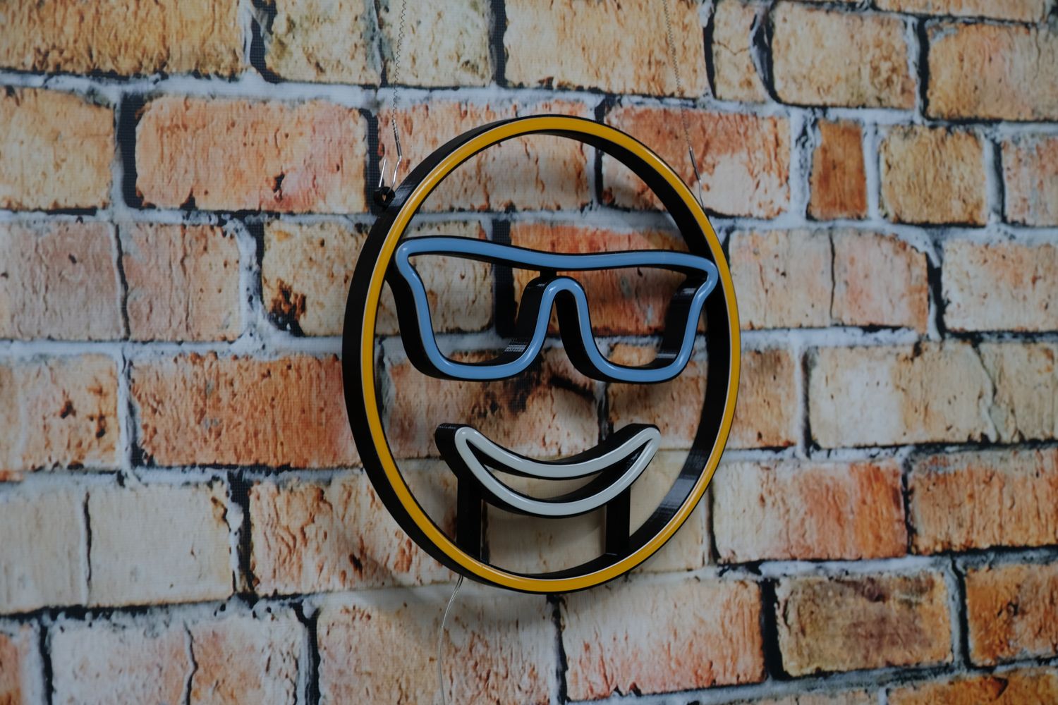 Neon uśmiechnięta buźka w okularach 😎