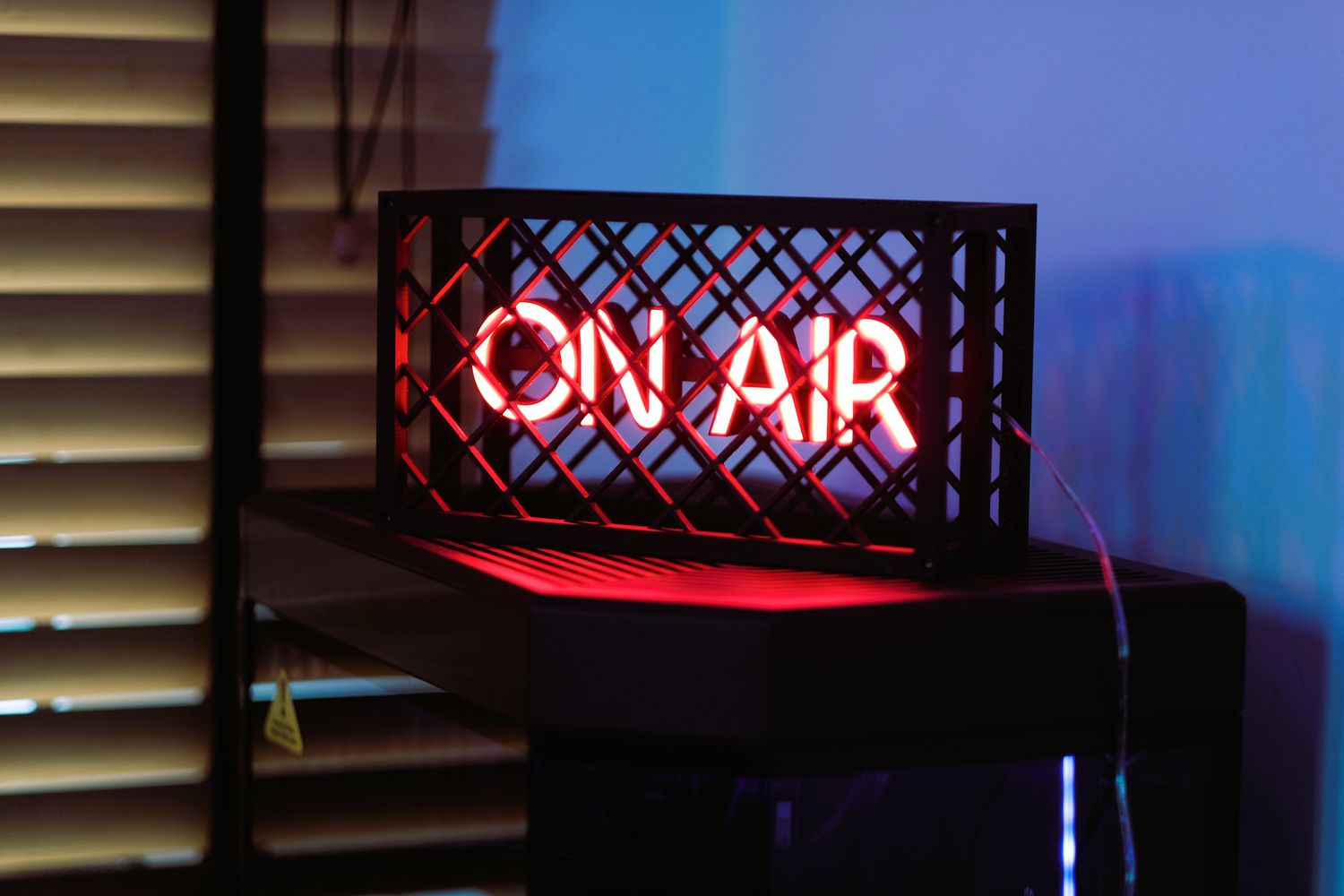 Neon ON AIR w obudowie