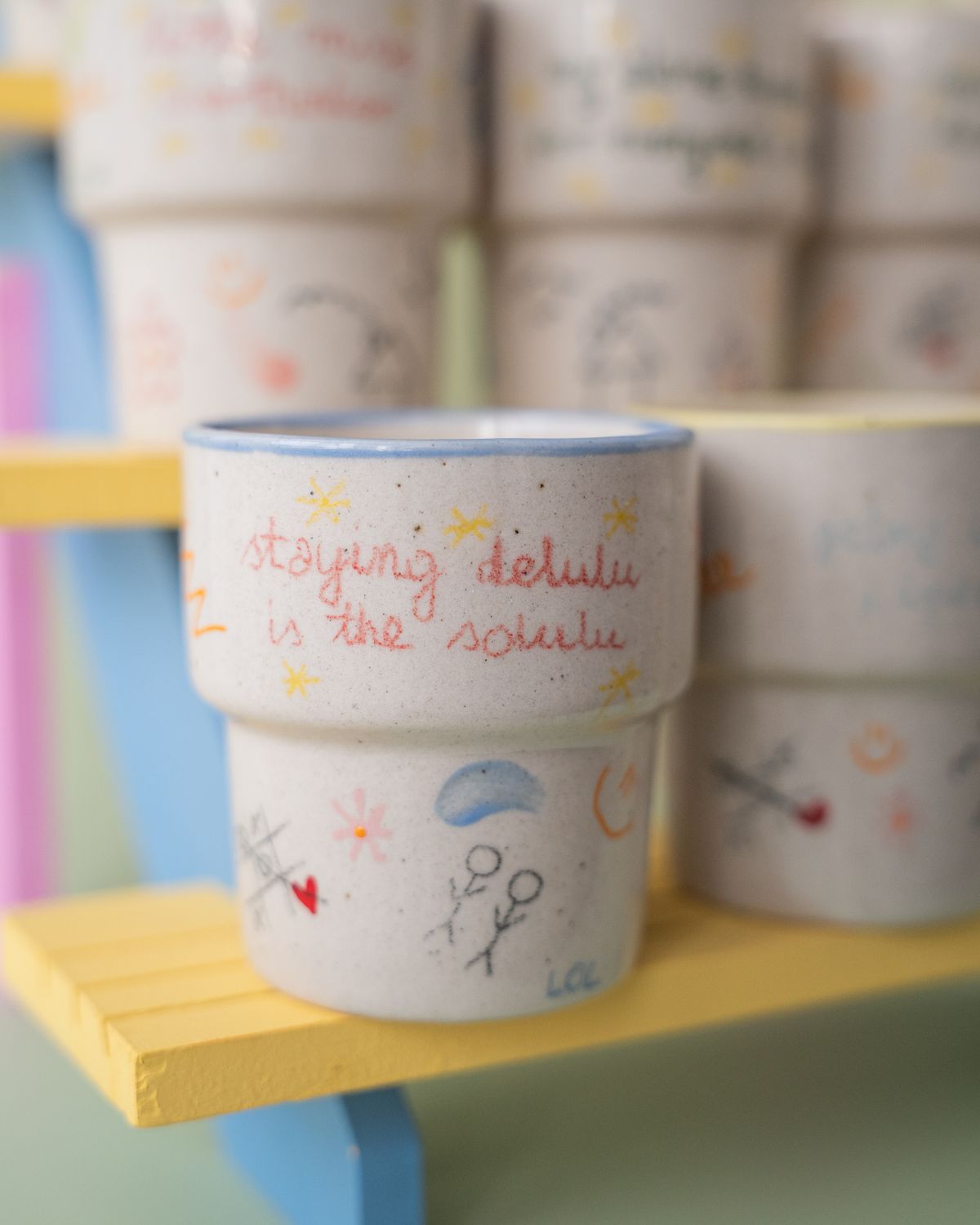 Niesforny Kubek "Staying delulu is the solulu"