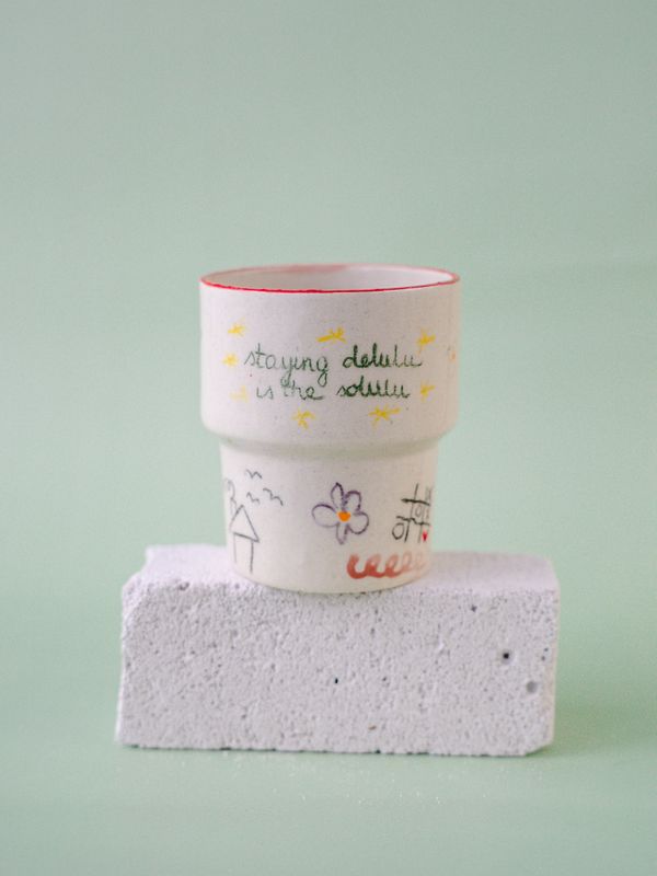 Niesforny Kubek "Staying delulu is the solulu"